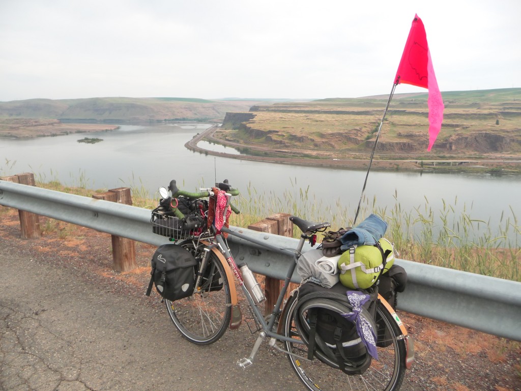 hunqapiller in front of the columbia gorge