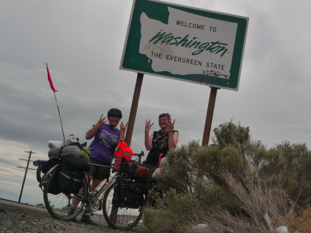 Liz and Haley at the Welcome to Washington sign